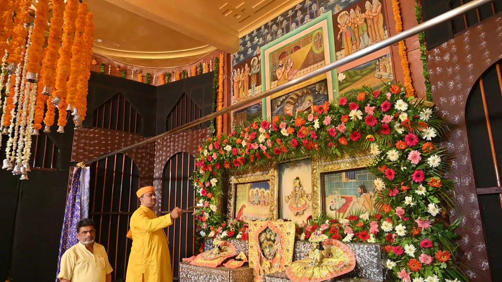 Janmashtami 2023: मथुरा-वृंदावन में कान्हा के जन्मोत्सव की धूम, बांकेबिहारी का मध्य रात्रि में होगा महाभिषेक