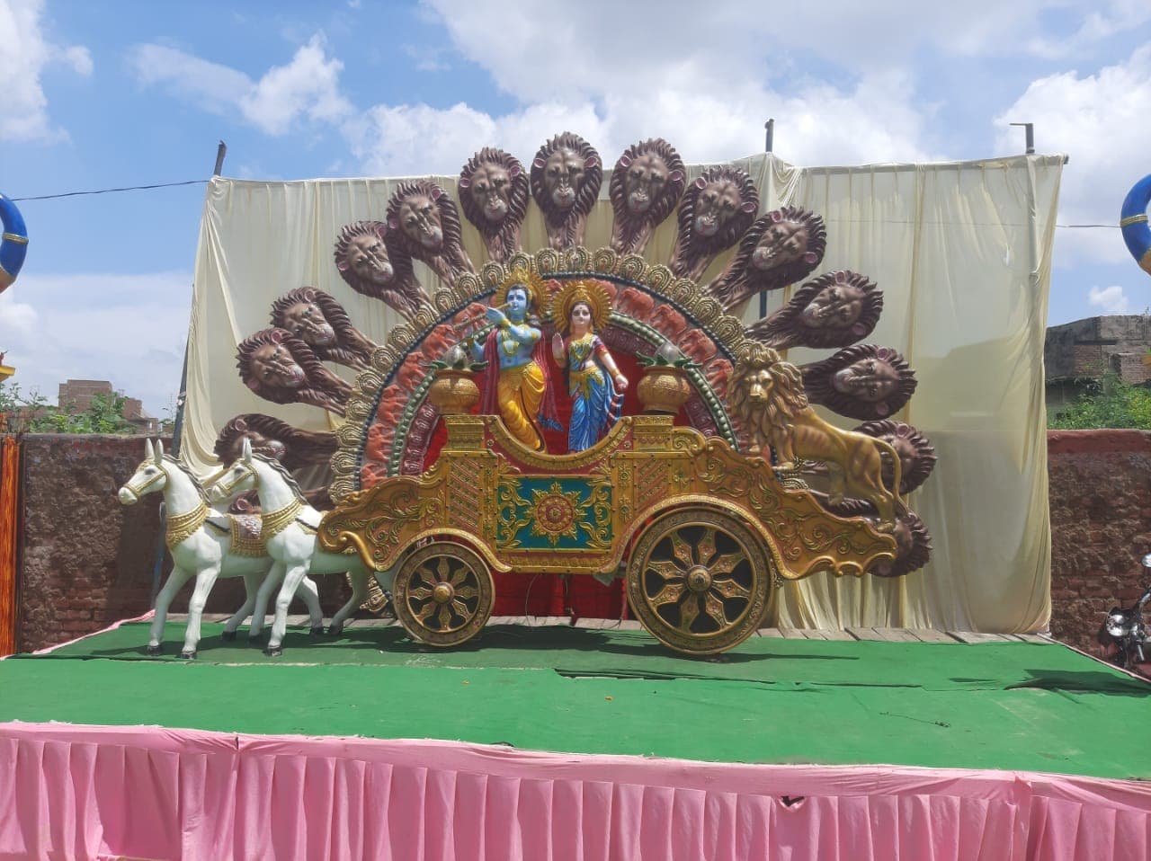 Mathura Janmashtami: मथुरा में उमड़ा भक्तों का सैलाब, लड्डू गोपाल के जन्मोत्सव में देखें कैसे झूम रहा शहर