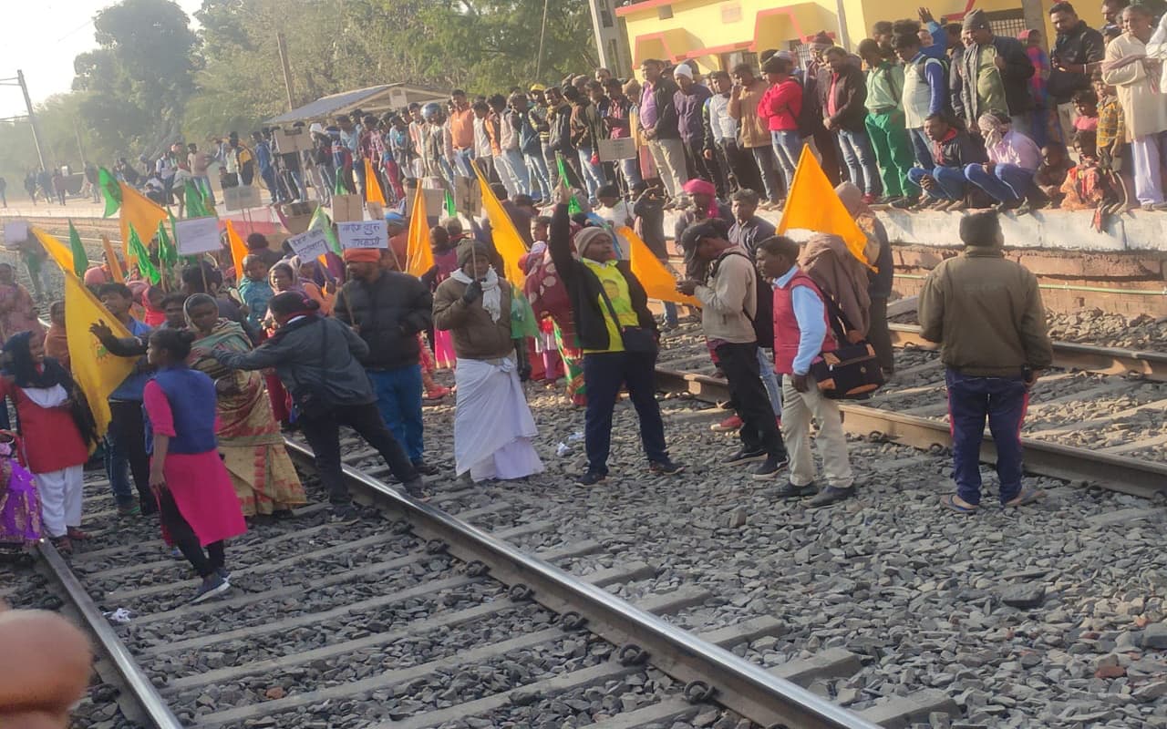 आदिवासी सेंगल अभियान : देवघर के मथुरापुर स्टेशन में रेल चक्का जाम, राजधानी एक्सप्रेस सहित कई ट्रेनें रुकीं