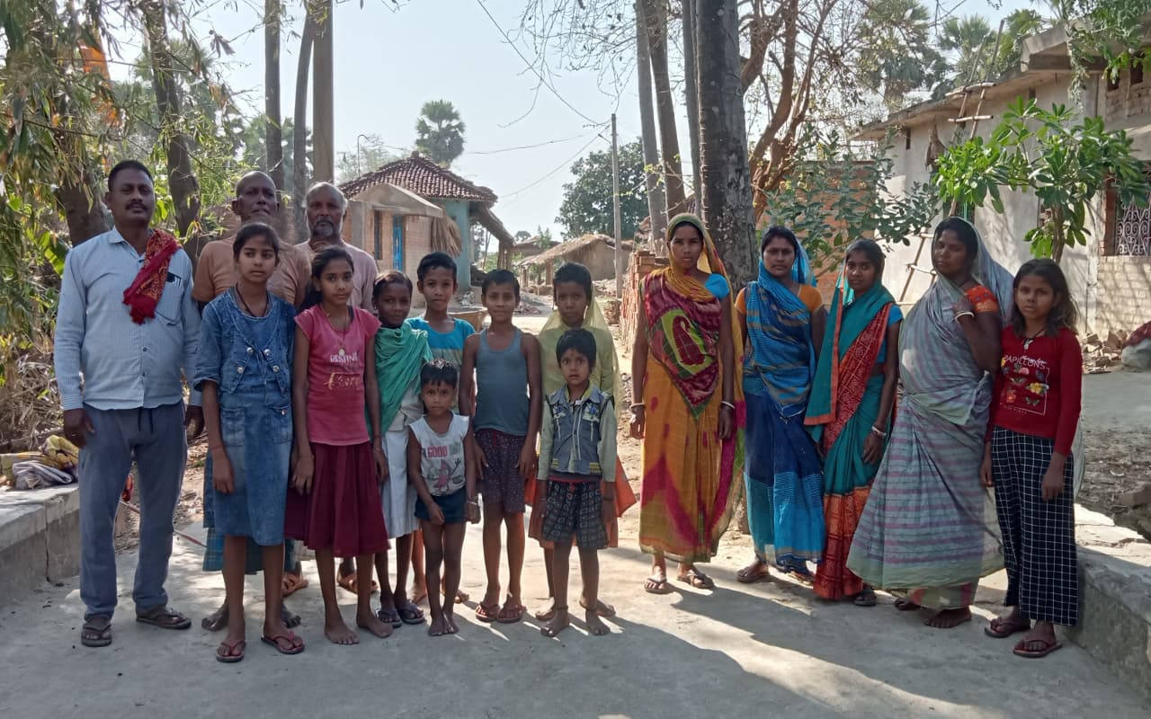 झारखंड का एक ऐसा गांव जहां के लोग आज भी अपने घर में रहते हैं कैद, जानें कारण