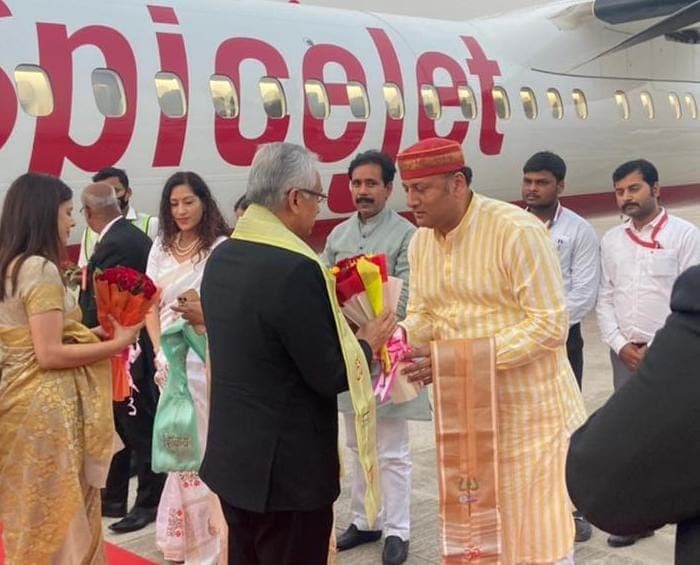 मॉरीशस के पीएम प्रविंद ने गंगा में प्रवाहित की पिता की अस्थियां, शाम को काशी विश्वनाथ के करेंगे दर्शन