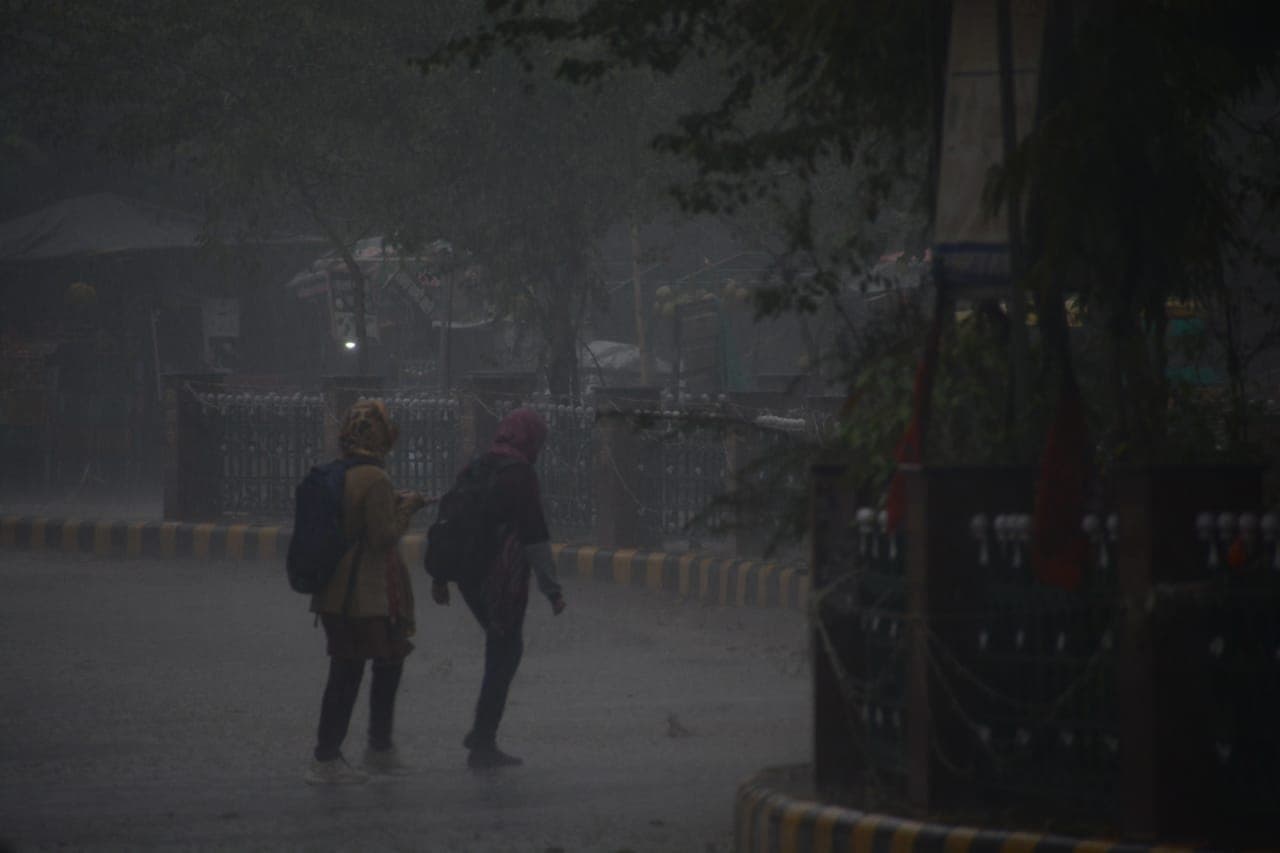 UP Weather Today: बादल, गलन और कंपकंपी ने साल के आखिरी दिनों में बढ़ाया सितम, स्कूलों में छुट्टी से राहत