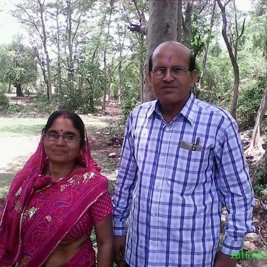 लॉकडाउन में जमशेदपुर के शत्रुघ्न को आया पत्नी मीना को उद्यमी बनाने का आइडिया, टाटा स्टील में मुफ्त बांट रहे मास्क