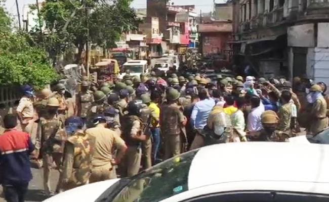 मेरठ : हॉटस्पॉट सील करने गयी पुलिस पर पथराव, मजिस्ट्रेट और दारोगा घायल, चार लोग गिरफ्तार