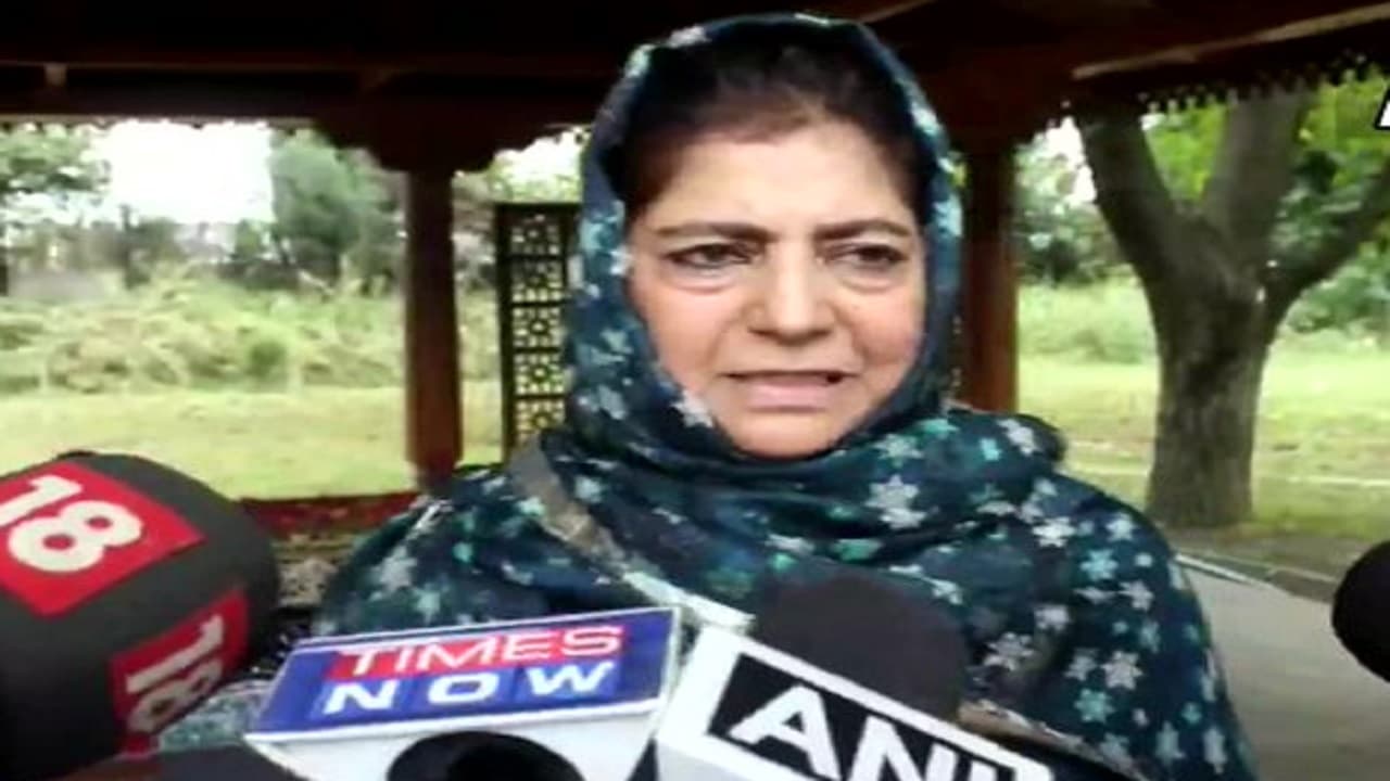 Jammu Kashmir:महबूबा ने फिर अलापा पाकिस्तानी राग, बोलीं- कश्मीर मुद्दे के समाधान के लिए PAK संग हो बातचीत Jammu Kashmir:महबूबा ने फिर अलापा पाकिस्तानी राग, बोलीं- कश्मीर मुद्दे के समाधान के लिए PAK संग हो बातचीत