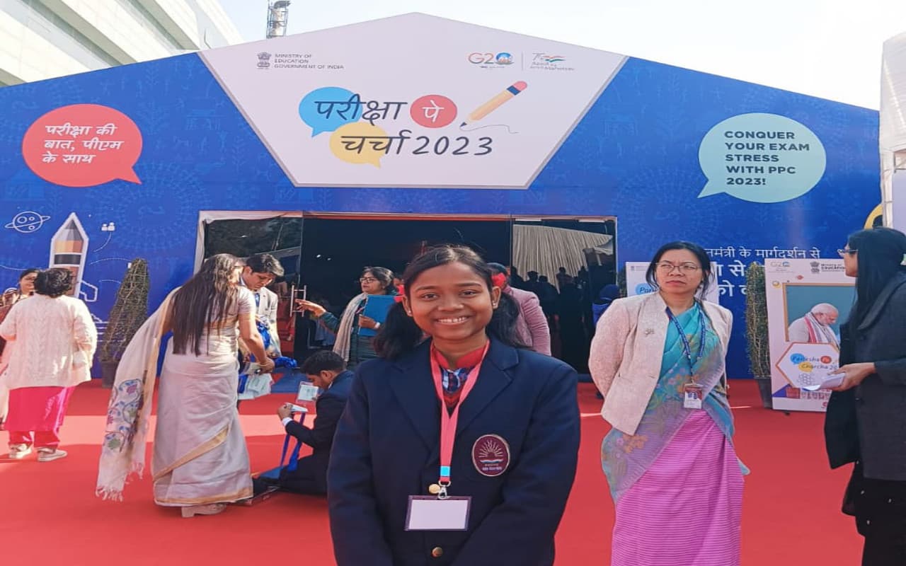 परीक्षा पे चर्चा 2023: सिमडेगा की बेटी मेनका कुमारी ने दिल्ली में स्टेज की साझा,एंकरिंग कर राज्य का बढ़ाया मान