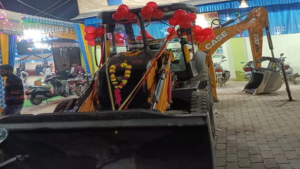 Hamirpur News: दुल्हन के पिता ने शादी में दूल्हे 'योगी' को दिया 'बुलडोजर', वजह जानकर चौंक जाएंगे आप