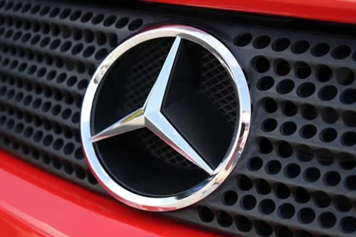 Mercedes-Benz भारत में 3000 करोड़ निवेश करेगी, महाराष्ट्र के उद्योग मंत्री ने दी जानकारी