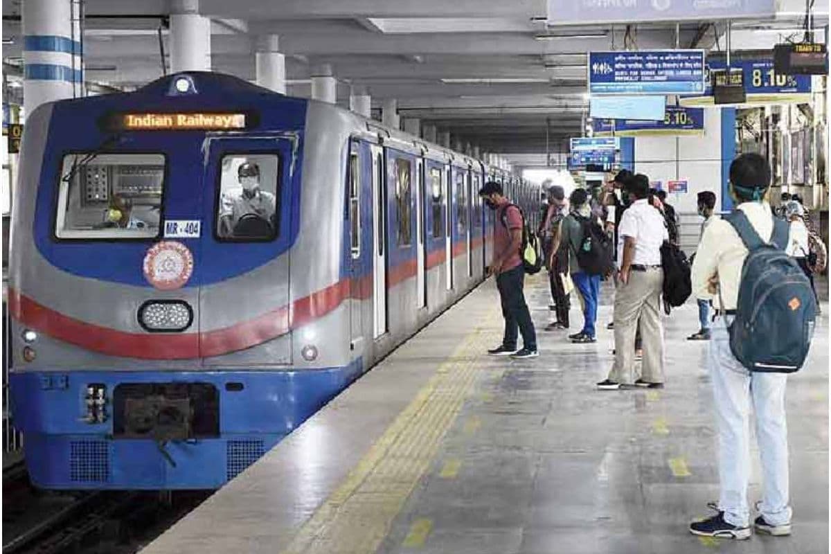 Kolkata Metro : आखिर क्यों मेट्रो में लोकप्रिय हो रही क्यूआर टिकटिंग प्रणाली, जानें यहां