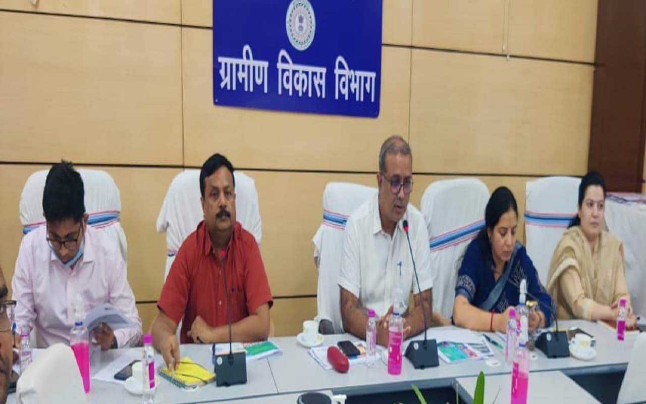 झारखंड ग्रामीण विकास विभाग की समीक्षा: मनरेगा व प्रधानमंत्री आवास योजना को लेकर सचिव ने दिया ये निर्देश