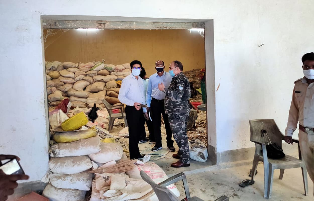 चंदवारा में 100 टन अवैध माइका बरामद, एक ट्रक जब्त, संचालक को नोटिस