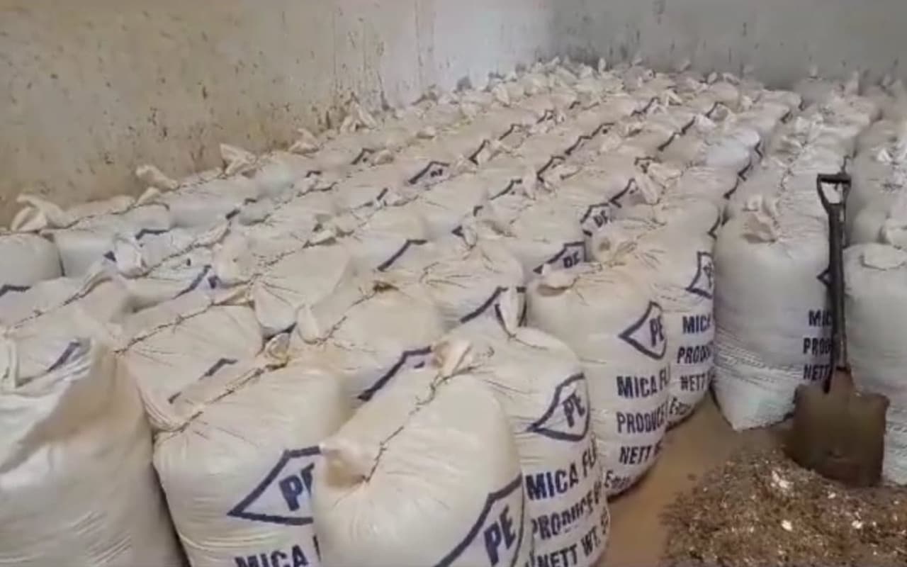 झारखंड : कोडरमा के 2 माइका गोदाम में छापेमारी, खनन टास्क फोर्स ने किया सील, कई सामान जब्त