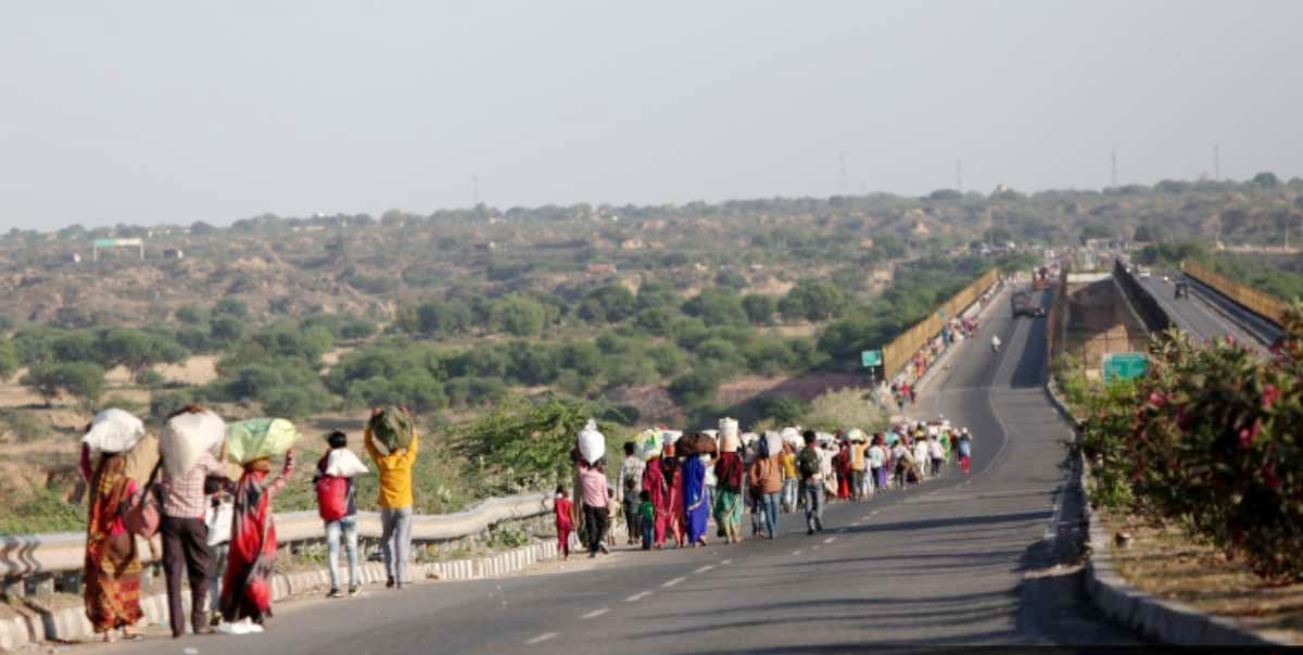 लॉकडाउन: राजस्थान पुलिस ने गुजरात से आ रहे 500 से अधिक मजदूरों को सीमा पर रोका