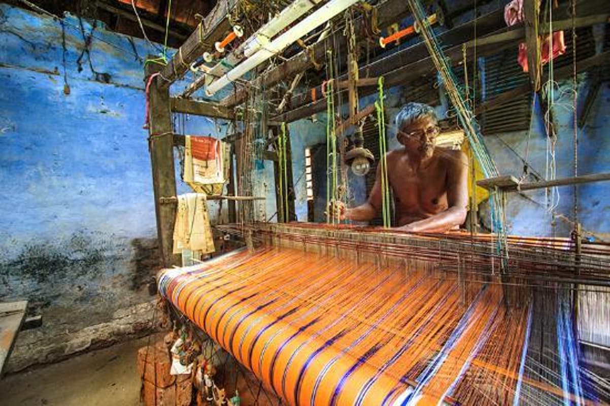 कोविड-19 की मार : रोजगार की तलाश में ‘पलायन’ कर रहे पश्चिम बंगाल के बुनकर