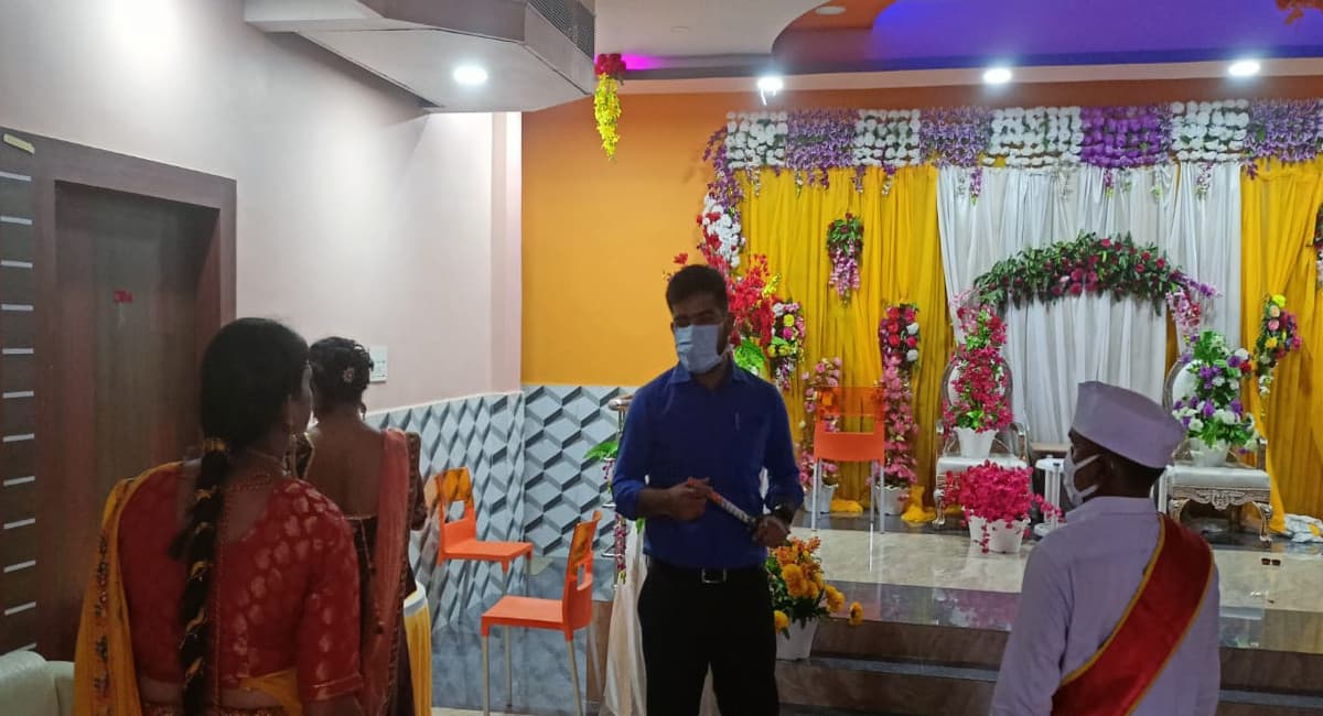 बोकारो में दुर्गापूजा गाइडलाइन का उल्लंघन, मिलन मंडप में डांडिया व गरबा का आयोजन, SDO ने हॉल को किया सील