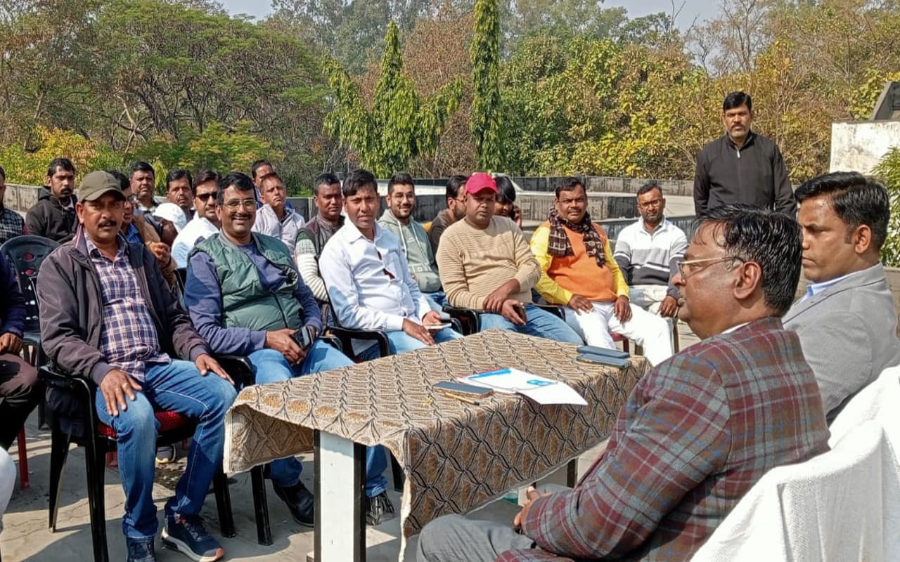 Jharkhand News: हजारीबाग में खनन लीजधारकों को किया जागरूक, DMO ने नियम संगत उत्खनन और बिक्री करने की दी सलाह