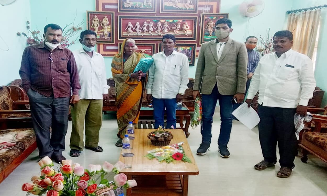 डीसी के प्रयास से परिजनों से मिली महाराष्ट्र की मीठा बाई, लॉकडाउन में भटक कर पहुंची थी लातेहार