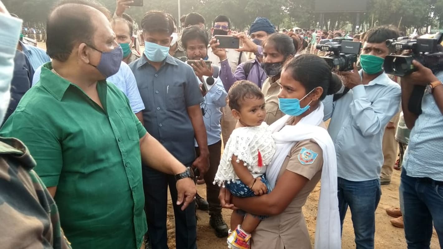 सहायक पुलिसकर्मियों का वेतन व अनुबंध बढ़ाने को सरकार तैयार, आंदोलनकारी स्थायीकरण की मांग पर अड़े