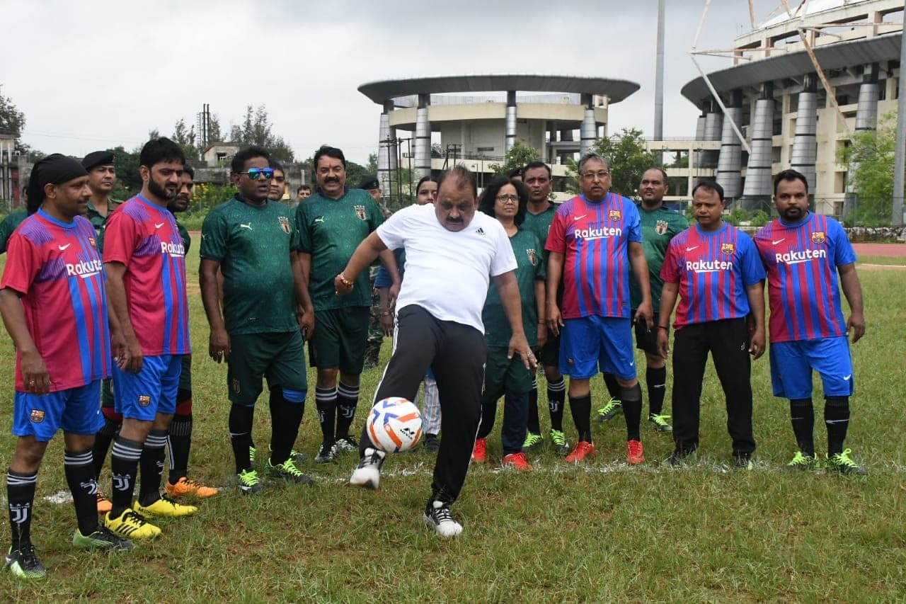 मीडिया कप फुटबॉल में टीम अजय और मयूराक्षी का जीत से आगाज, मंत्री मिथलेश ठाकुर ने किया उद्घाटन