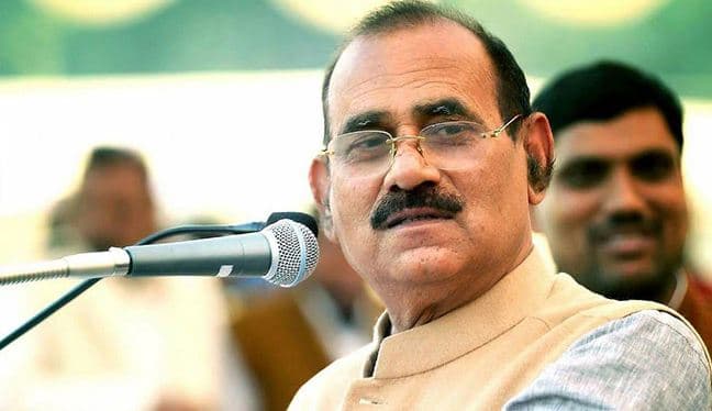 पूर्व विधायक विजय मिश्रा के खिलाफ गैरजमानती वारंट जारी, BJP नेता के भाई की दिनदहाड़े गोली मारकर की गई थी हत्या