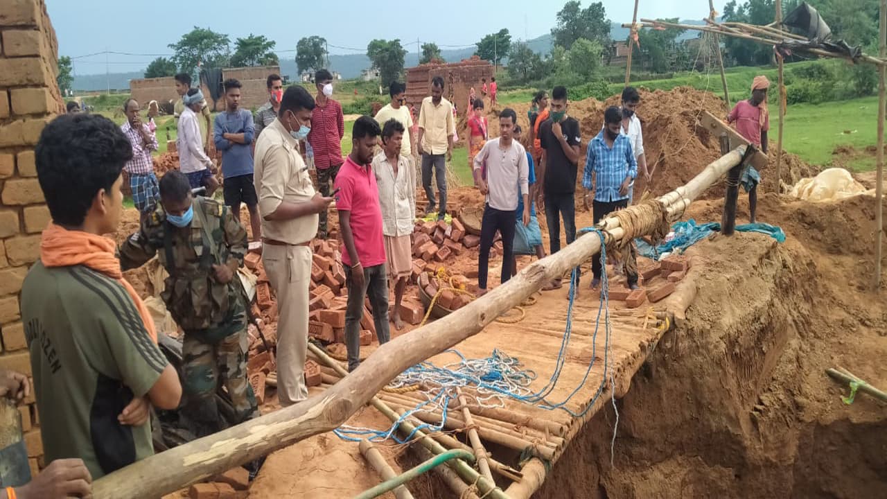 रामगढ़ के दुलमी में मनरेगा कुआं धंसने से दो मजदूर की मौत, एक घायल, ग्रामीणों ने मुआवजे की मांग की