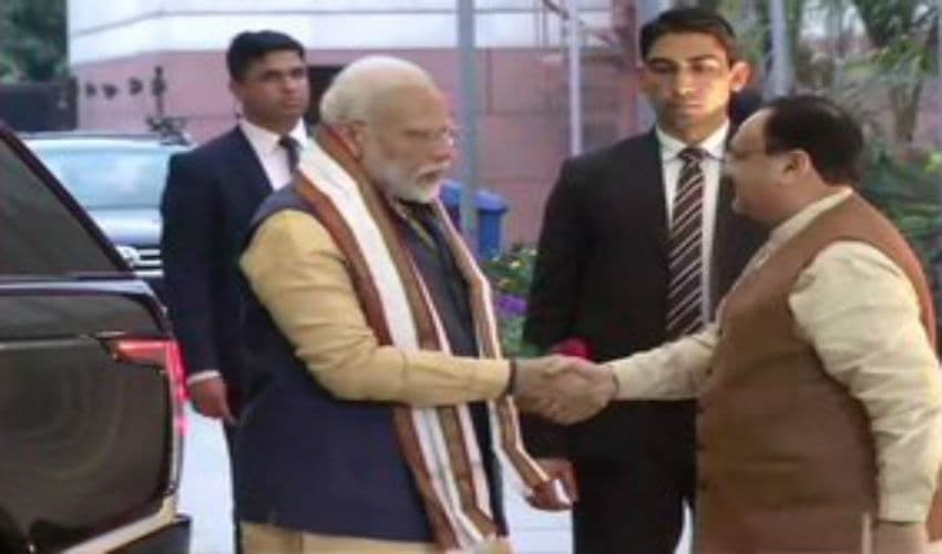 Political Crisis In MP : भाजपा मुख्यालय में केंद्रीय चुनाव समिति की बैठक खत्म, कमलनाथ के आवास पर विधायकों की मीटिंग शुरू