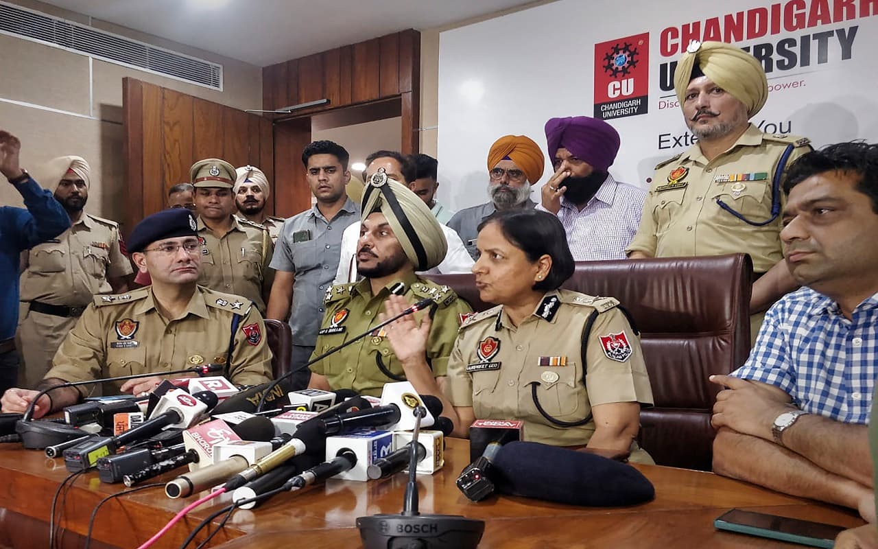 Chandigarh MMS: मोहाली एमएमएस कांड में सेना का जवान गिरफ्तार, लड़की को VIDEO के लिए करता था ब्लैकमेल