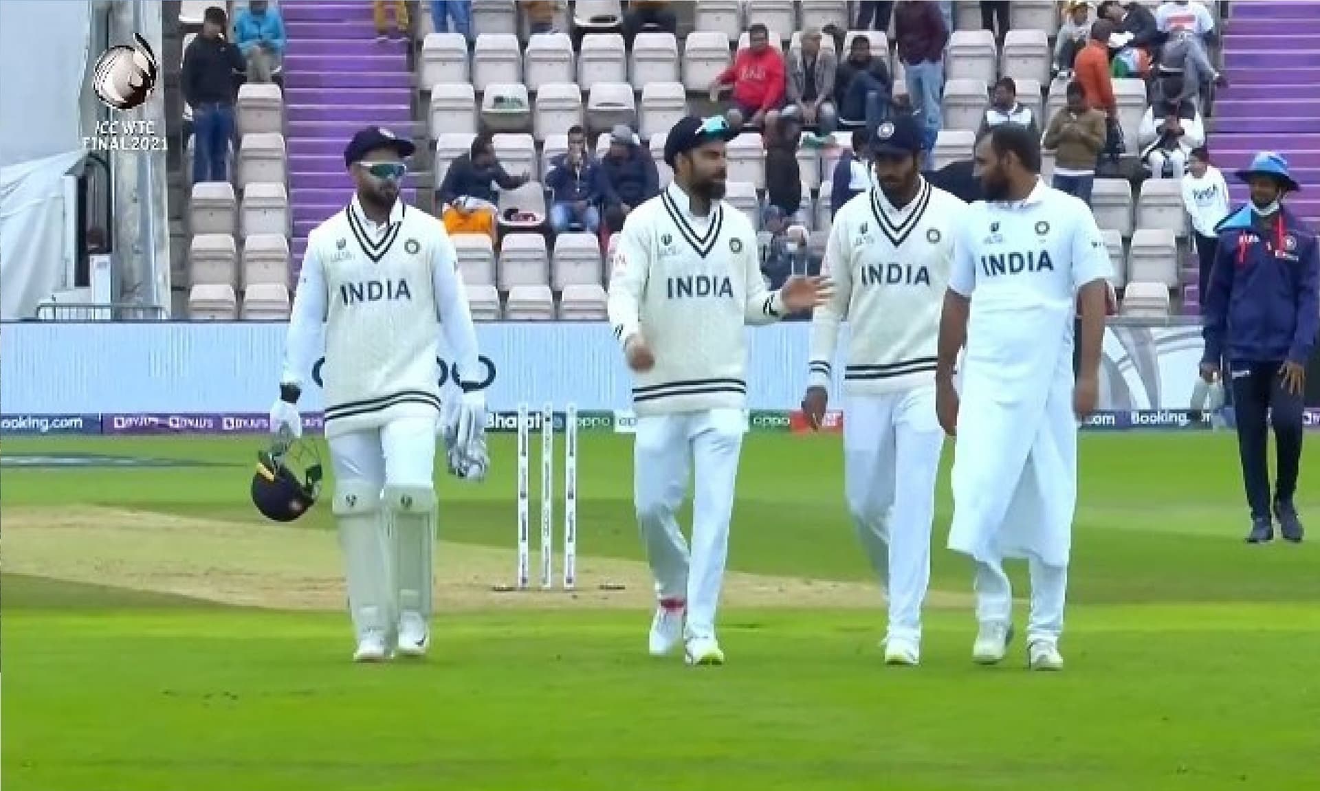 WTC Final : जब तौलिया पहनकर मैदान पर उतर गये मोहम्मद शमी, फैन्स हुए हैरान