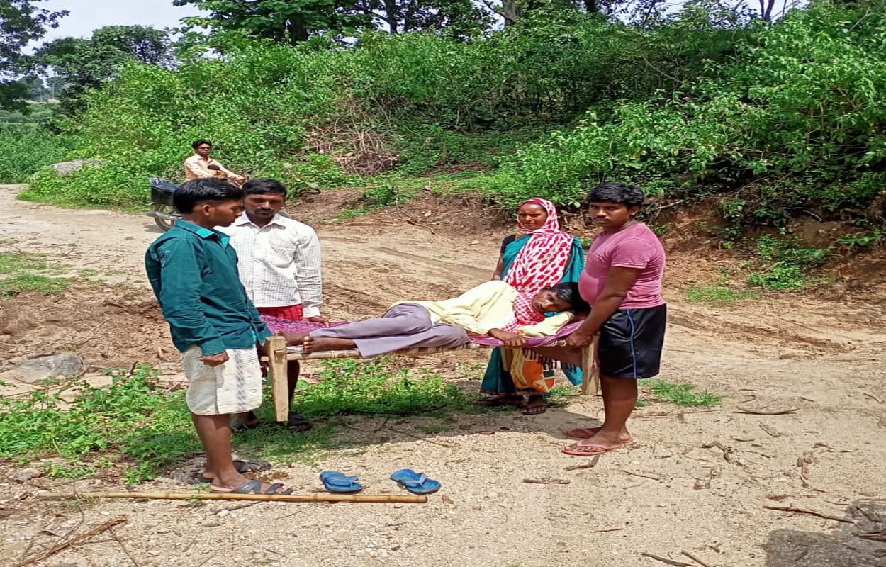 प्रभात खबर इम्पैक्ट : रेडियम गांव में सड़क नहीं होने के मामले पर डीसी ने लिया संज्ञान, बीडीओ को मिला जांच का आदेश