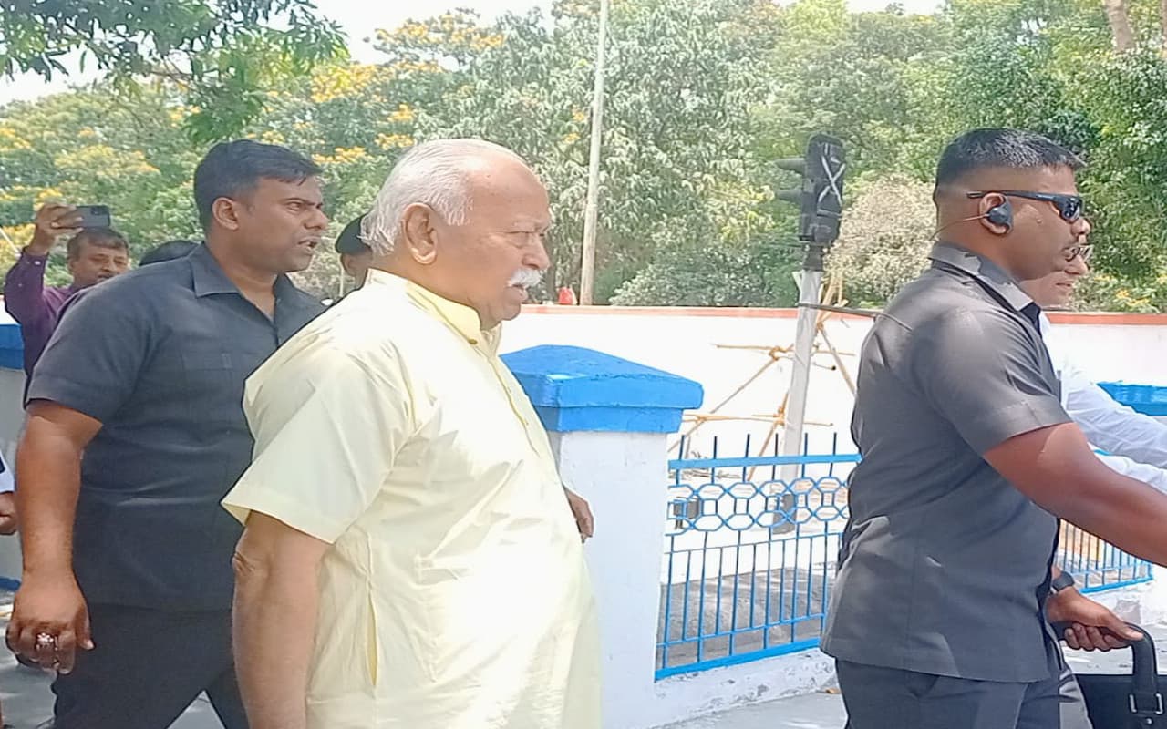 आरएसएस प्रमुख मोहन भागवत पहुंचे देवघर, स्थानीय कार्यकर्ताओं से किया संवाद, सत्संग आश्रम में आचार्य देव से मिले