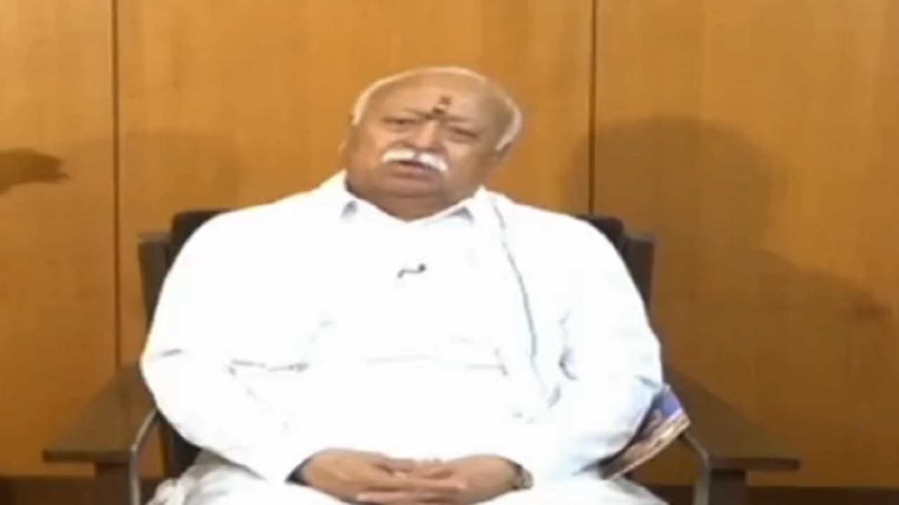 'Twitter पर संघ प्रमुख मोहन भागवत के खाते से किया गया कोई ट्वीट और न ही आरएसएस के किसी नेता का ब्लू टिक किया गया बहाल'