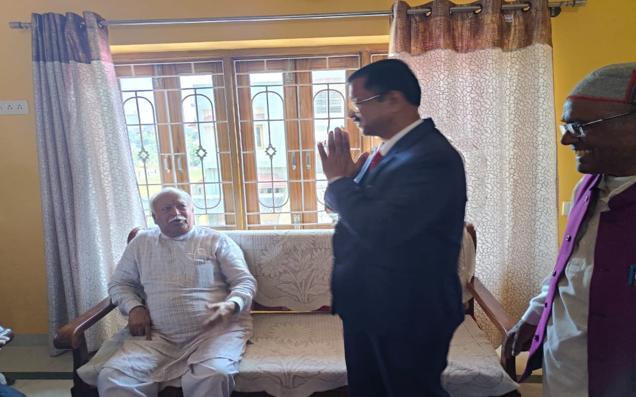 लोहरदगा में संघ कार्यकर्ताओं से मिले RSS प्रमुख मोहन भागवत, कहा-समाज को आगे बढ़ाने में सभी का सहयोग जरूरी