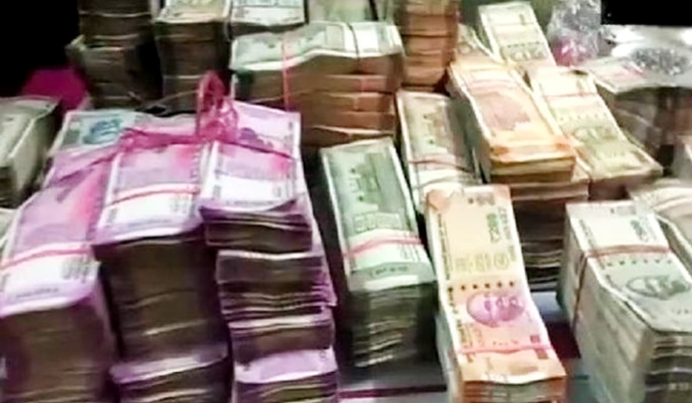 पुलिस अधिकारी के पास मिली करोड़ों की अवैध संपत्ति, विजिलेंस टीम की कार्रवाई, मिले महंगे सामान