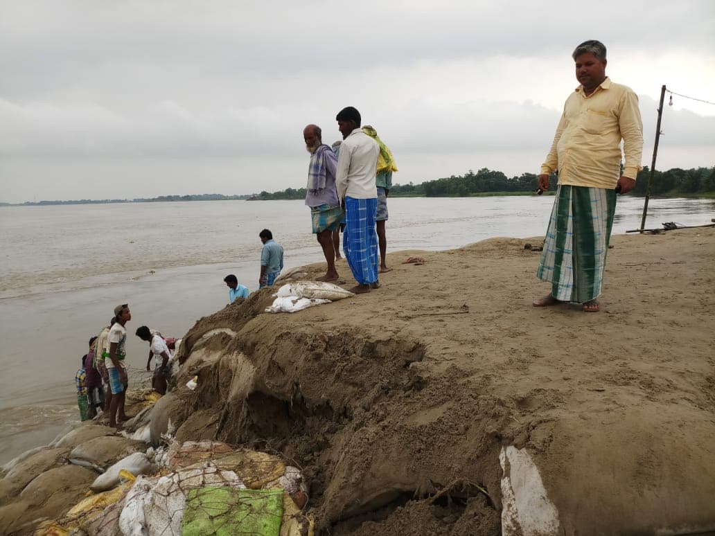 सकुचा में करोड़ों से हुआ जिओ बैग का कार्य ध्वस्त, जलस्तर में कमी के साथ ही कटाव शुरू