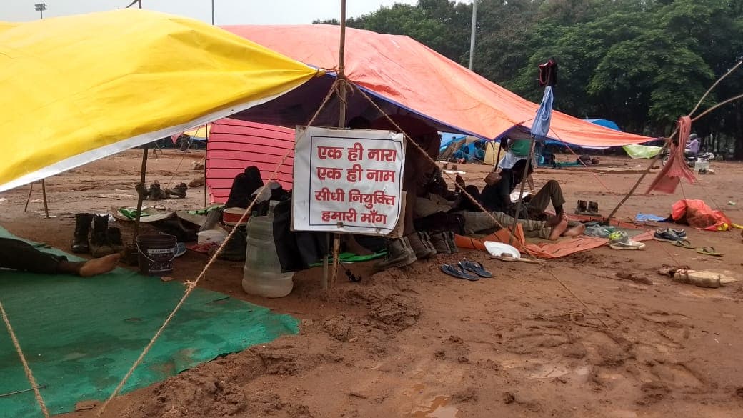शरणार्थी या बंजारे नहीं, ये सहायक पुलिसकर्मी हैं, गरज के साथ हुई भारी बारिश में खुले आसमान के नीचे ऐसे गुजरी रात