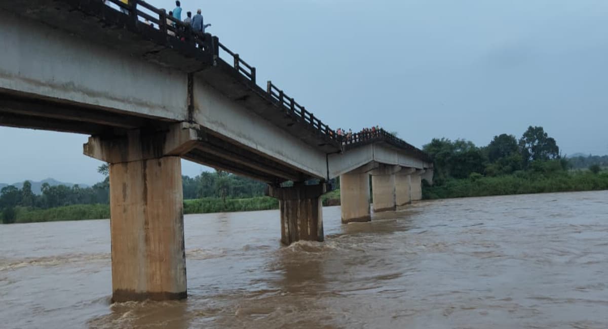 बारिश से दुमका के मोतिहारा नदी पर क्षतिग्रस्त पुल का एक और पिलर धंसा, पैदल आवाजाही भी हुआ खतरनाक