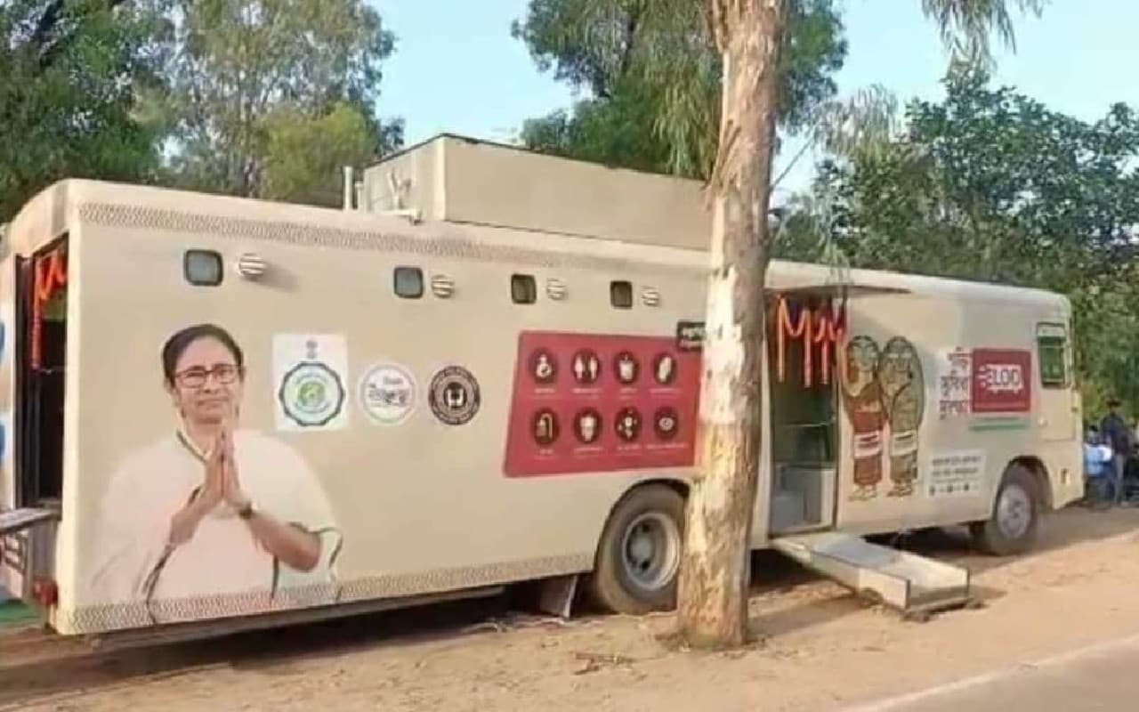 पश्चिम बंगाल के शांतिनिकेतन सोनाझूड़ी हाट में लगा पहला मूविंग टॉयलेट, 22 लाख खर्च कर बस में किया असेंबल
