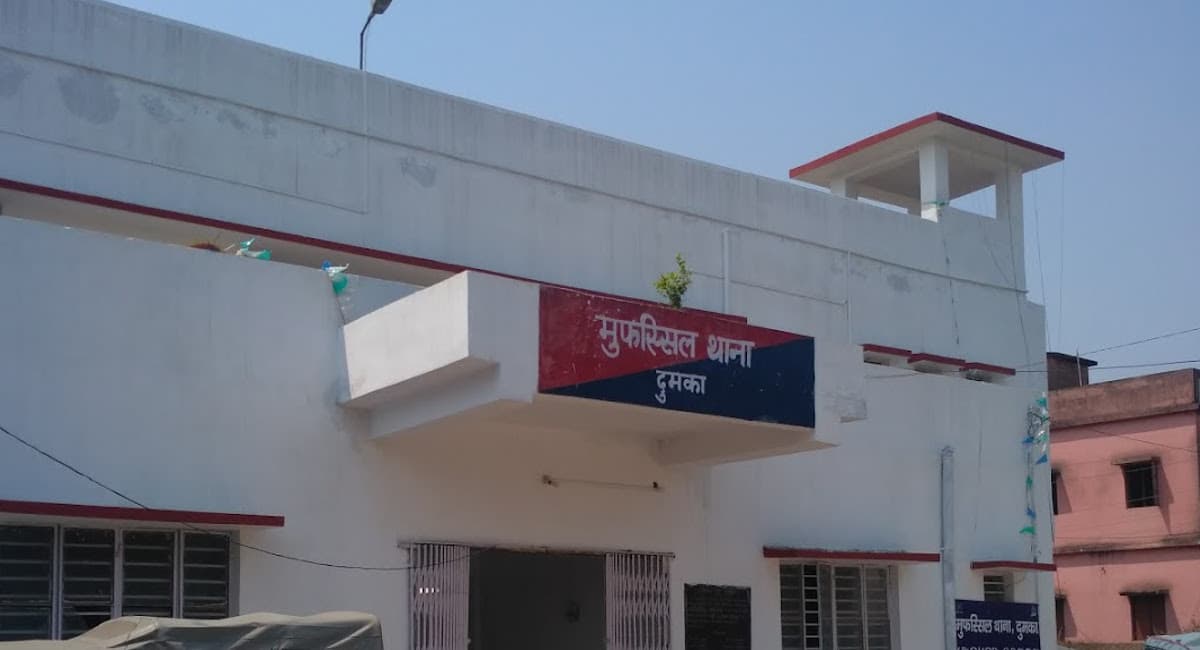 दुमका में प्रेम प्रसंग मामले में युवक की पिटाई का वीडियो वायरल, परिजनों पर प्रेमी को जहर देने का आरोप