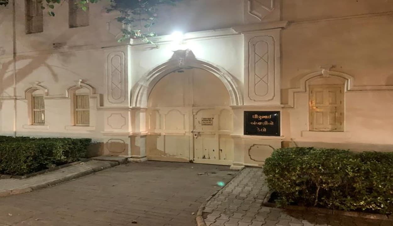 गुजरात के इस गांव में आज भी है मुकेश अंबानी का 100 साल पुराना पुश्तैनी मकान, जानिए इसकी खासियत