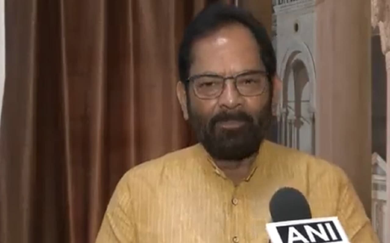 महुआ मोइत्रा ने की जैन समुदाय को बदनाम करने की साजिश, मुख्तार अब्बास नकवी का टीएमसी सांसद पर वार