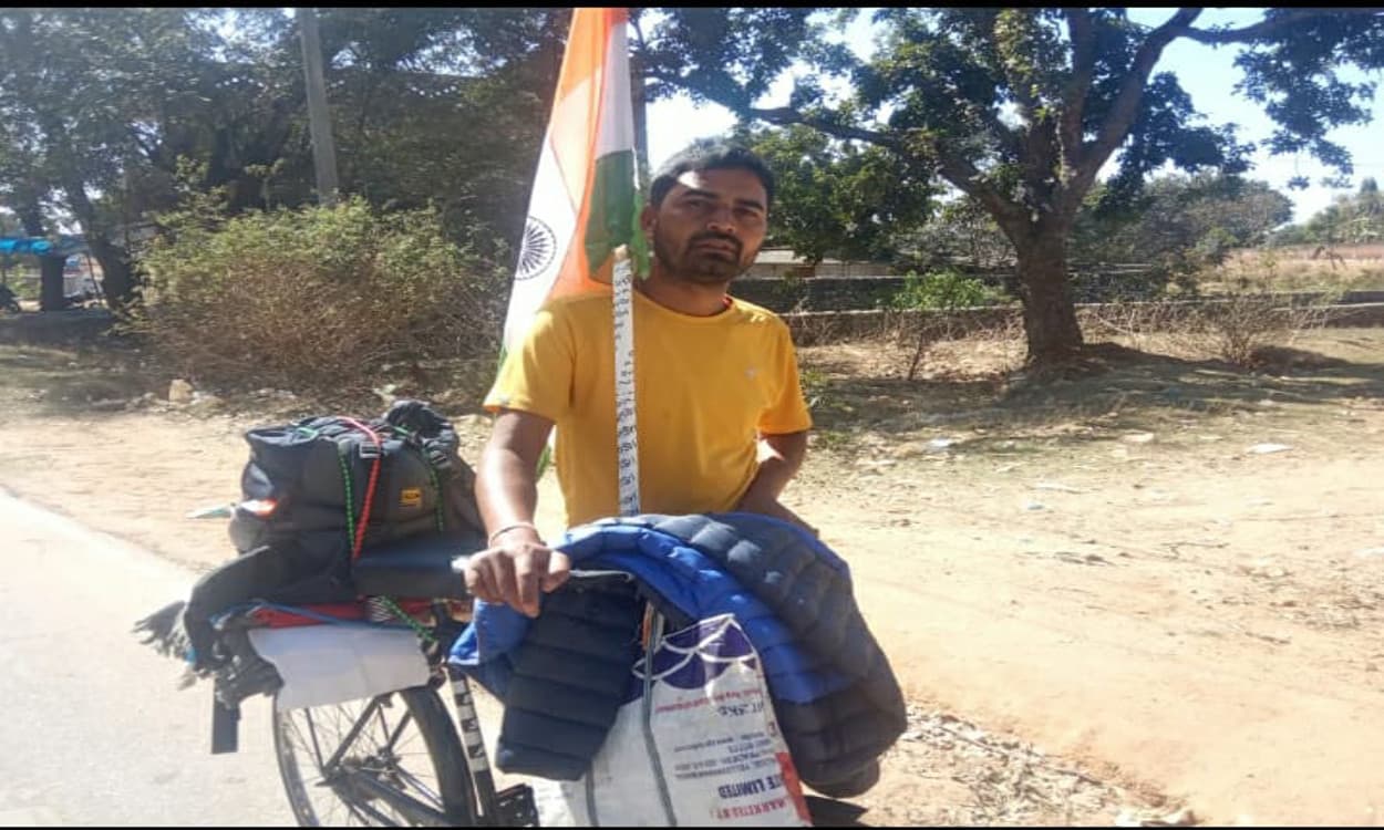 किसान आंदोलन का समर्थन करने राउरकेला के मुक्तिकांत साइकिल से दिल्ली यात्रा पर निकले