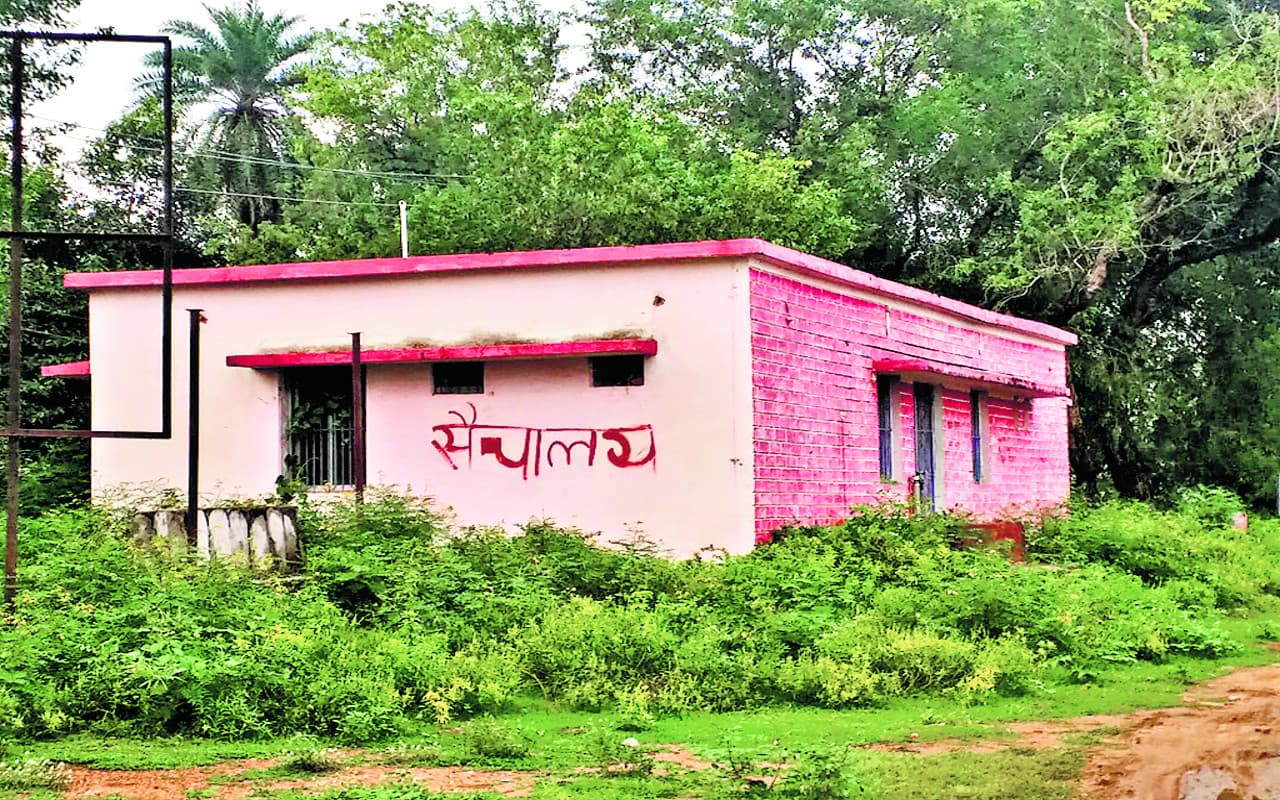 गोड्डा शहर को ODF बनाने के लिए शौचालय का हुआ निर्माण, देखरेख के अभाव में हुआ बेकार, कौन है जिम्मेवार?