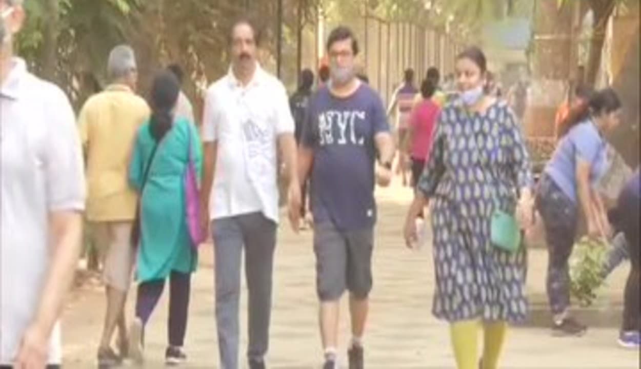 कोरोना विस्फोट होने के बावजूद मुंबई में कोविड-19 नियमों का उल्लंघन कर रहे लोग, गृह मंत्रालय जारी की नई गाइडलाइन