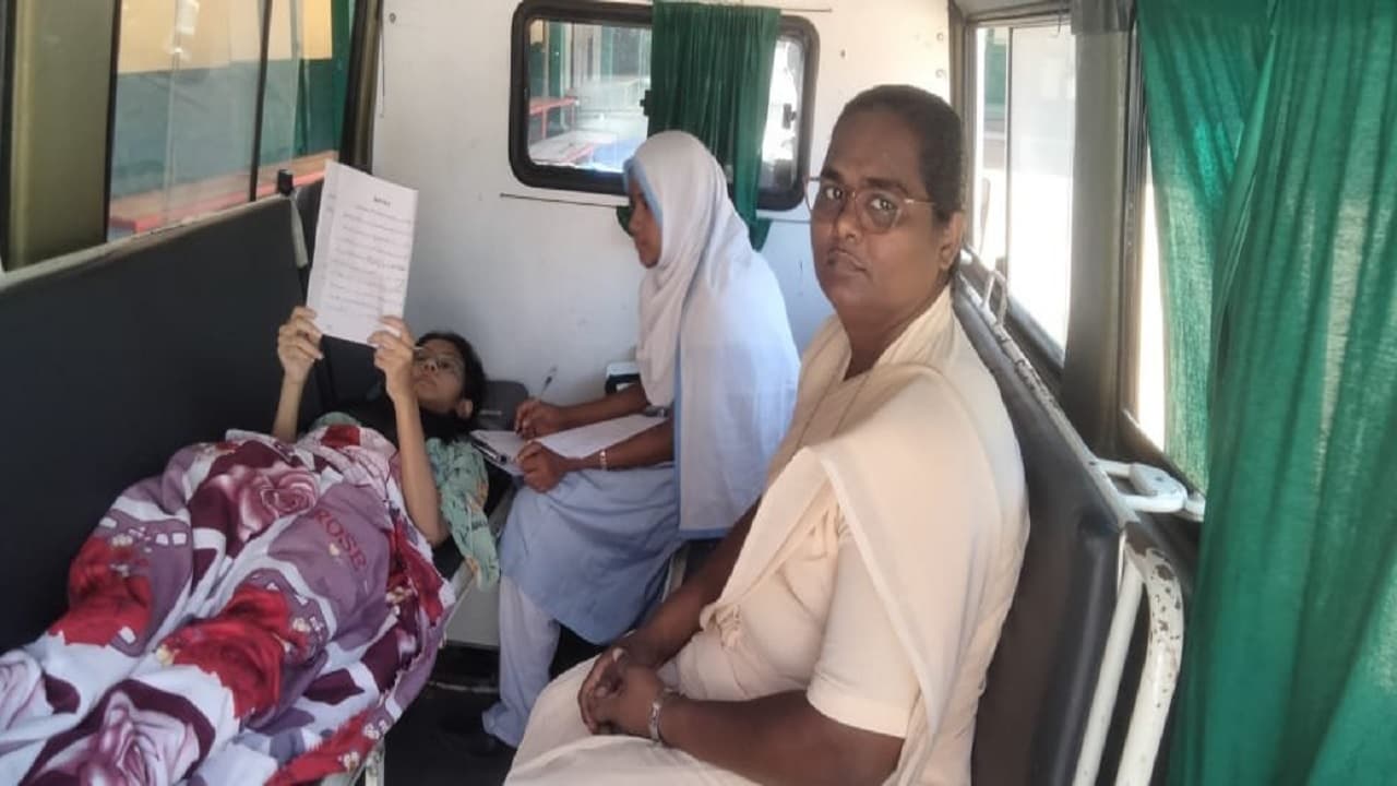 मुंबई में एंबुलेंस के अंदर लड़की ने लेटकर दिया SSC एग्जाम, बोलीं- गंवाना नहीं चाहती थी मौका