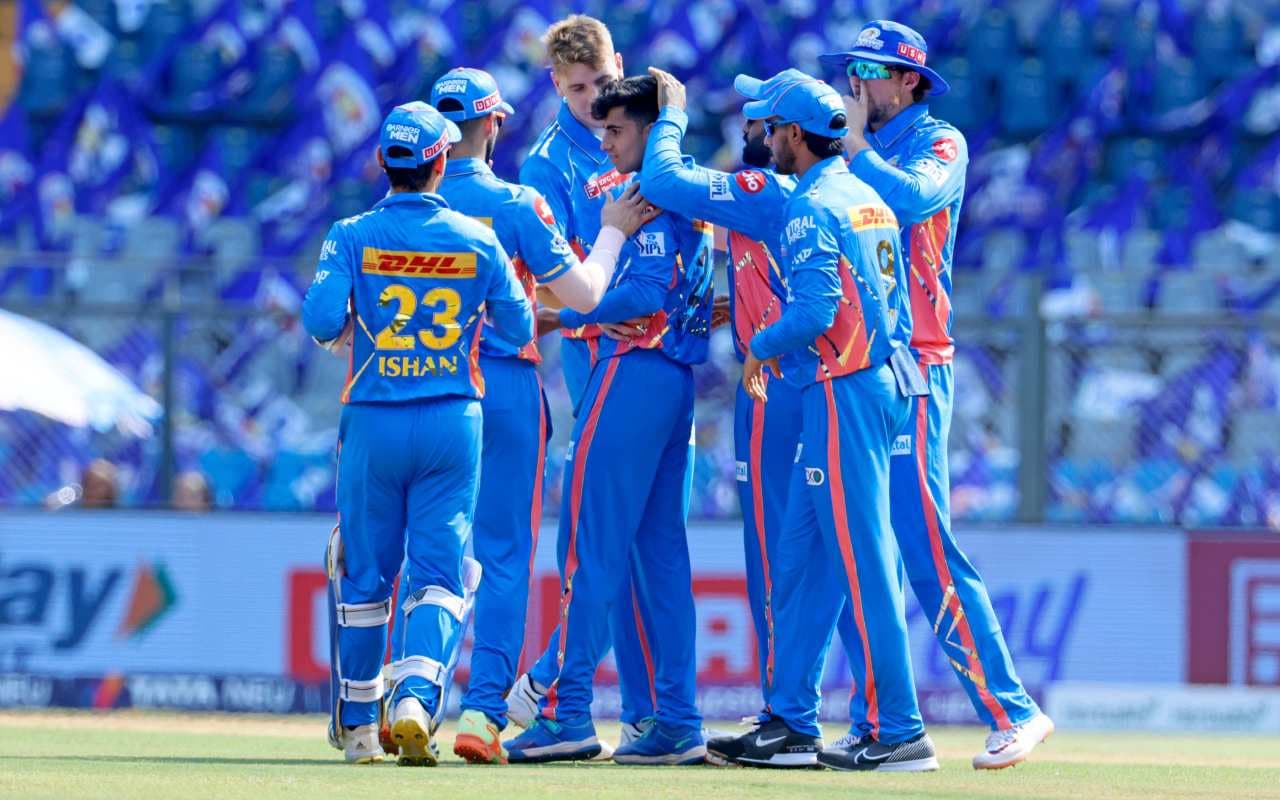 IPL 2023: केकेआर के खिलाफ महिला टीम की जर्सी में नजर आये मुंबई इंडियंस के खिलाड़ी, जानें कारण