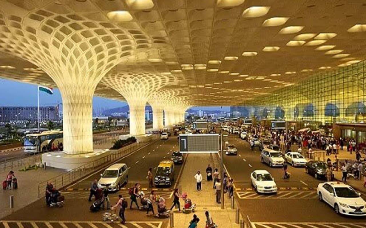 पीएम मोदी के दौरे से पहले मुंबई इंटरनेशनल एयरपोर्ट को बम से उड़ाने की धमकी, एक व्यक्ति गिरफ्तार