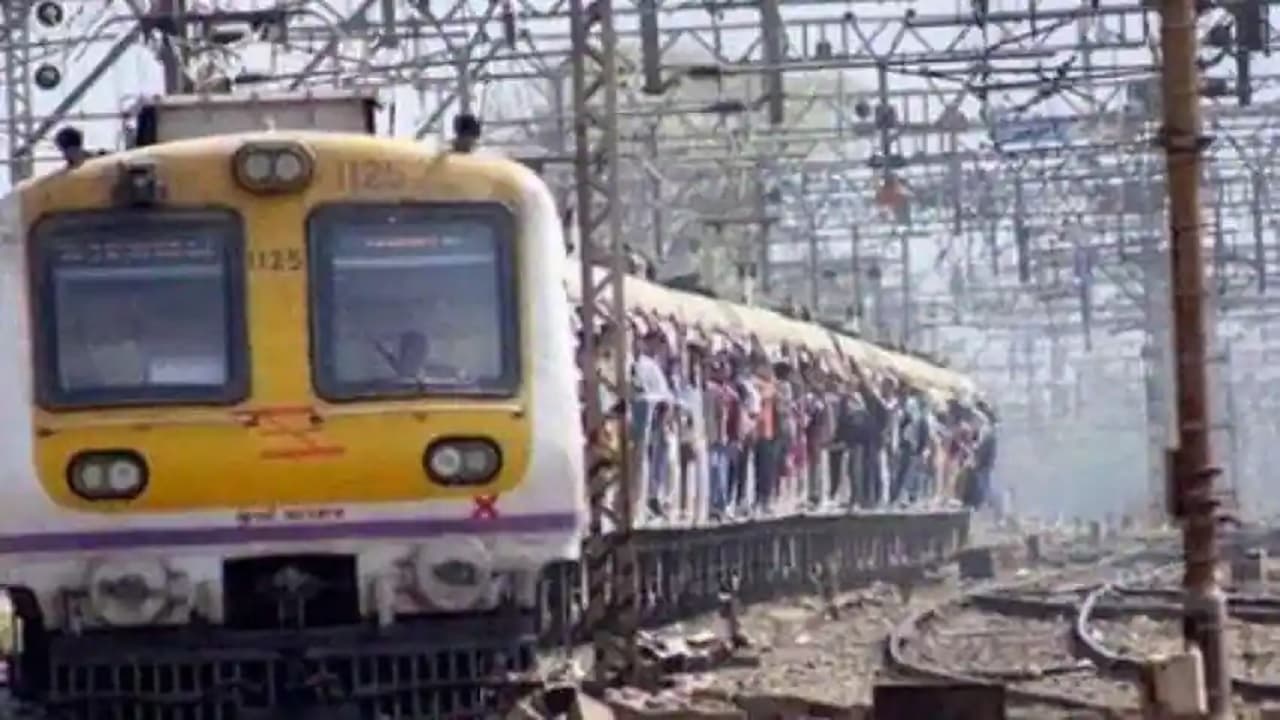 Indian Railway: मुंबई लोकल ट्रेन के यात्रियों के लिए अच्छी खबर, मुफ्त में देख सकेंगे फिल्म और टीवी शो