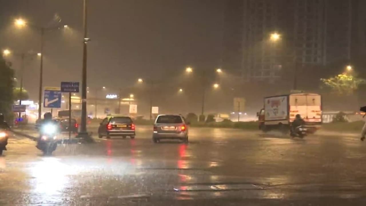 Delhi Weather Update: दिल्ली में 12 घंटे से हो रही बारिश, जानिए देश के अन्य राज्यों के मौसम का हाल