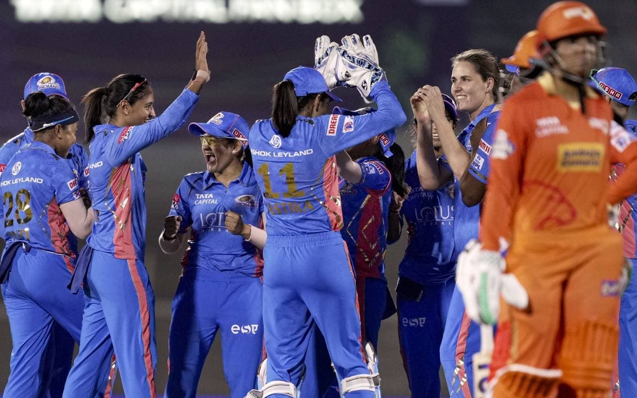 WPL Points Table: लगातार 5 मैच जीतकर प्लेऑफ में पहुंची मुंबई इंडियंस, जानें बाकी टीमों का हाल