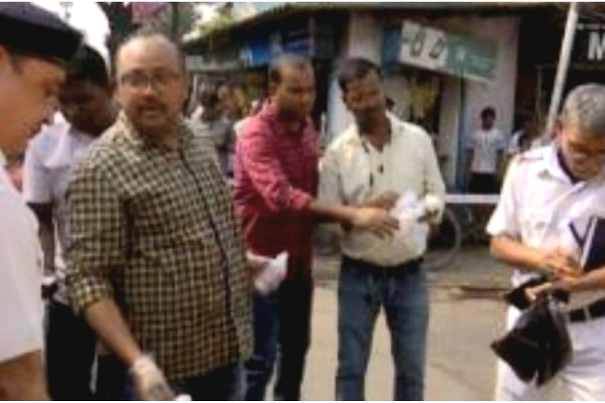 WB News : दिनदहाड़े सड़क पर युवक को पकड़ा और चाकू से रेत दी गर्दन, अचंभित होकर फटी आंखों से देखते रह गये लोग